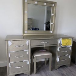 Makeup Vanity With Bulbs And Chair 