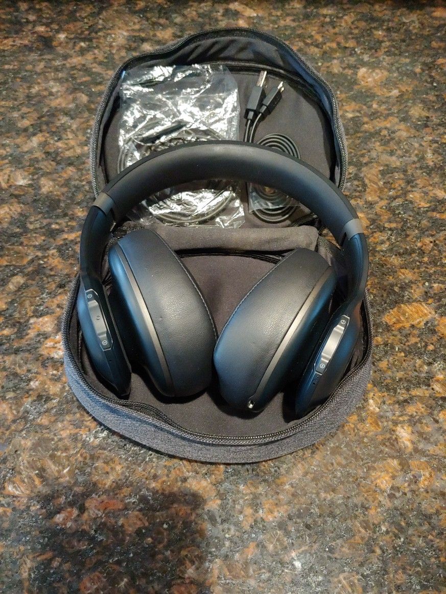 JBL Everest Elite 700 Wireless Headphones