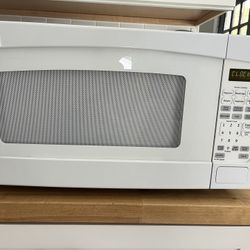 Microwave - Used/Like NEW