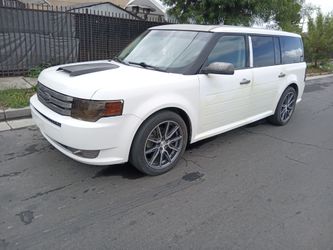 I'm selling my 2013 Ford flex runs great