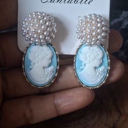 Pearl Cameo Dangling Earrings 