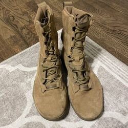 Nike Combat Boots Men’s Size 9.0 (LIKE NEW)
