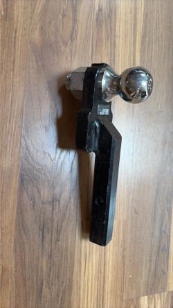 Tow hitch bracket