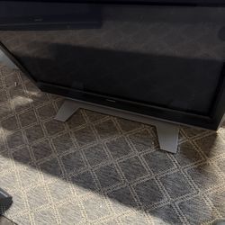 2 FREE TVS