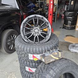 20" Fuel Wheels + Leveling Kit + AT Tires