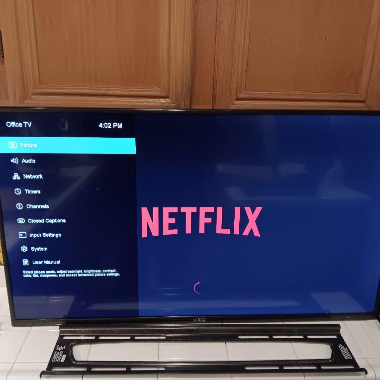39" VIZIO LED SMART TV TELEVISION WITH REMOTE AND WALL MOUNT