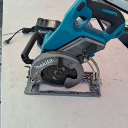 MAKITA 40V PILA Y CARGADOR