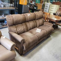 Lazyboy Recliner Reclining Sofa.  Manual Recline Lever. Excellent Condition 