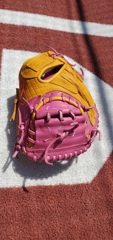 32.5" Catcher Mitt *Ice cream Aria*