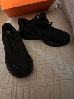 Black Nike Revolution (WIDE)