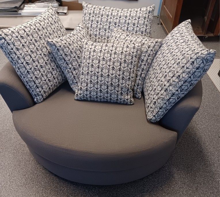 Round LOVE seat
