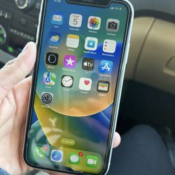 iPhone XR and excellent conditions no cracks unlocked