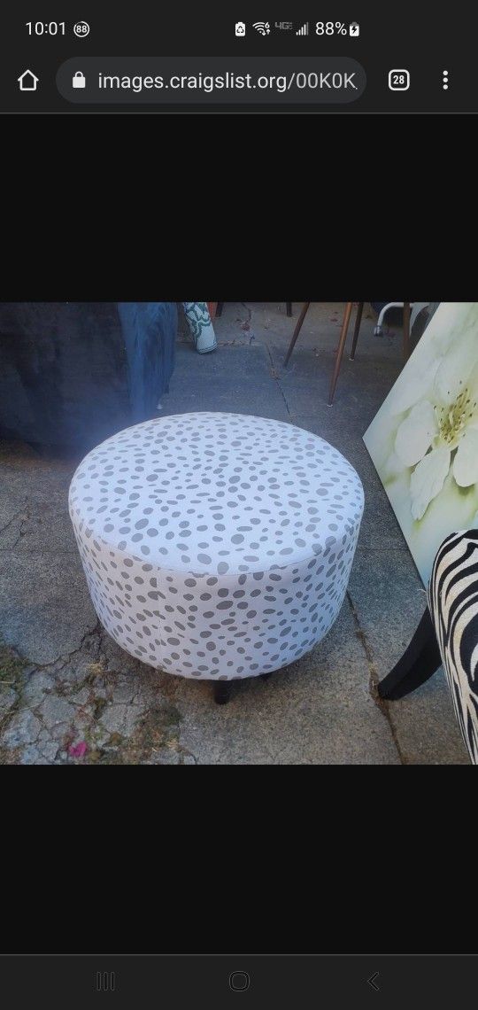 Round Ottoman White Grey

