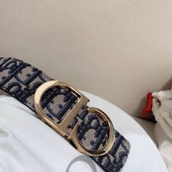 A pair of men's classic business belt