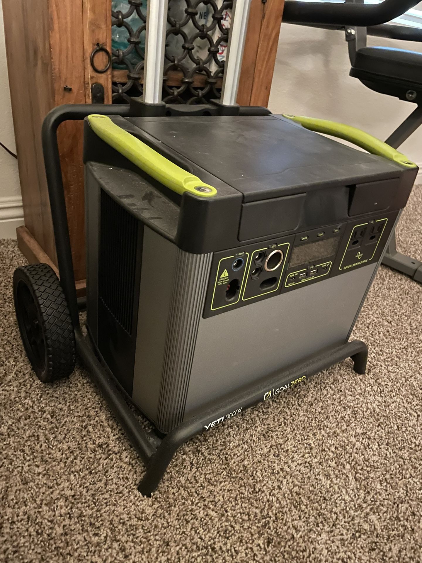 Goal Zero Yeti 3000X Portable Lithium Power Station (36400) with solar panel