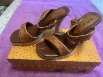 New non wear heels , Color brown come In box and a match bag