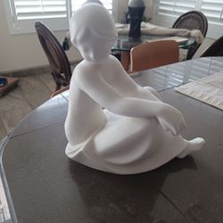 STATUE GIRL REFLECTING  WHITE FLAT GLAZED  FINISH 10.00