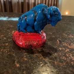 Desktop bills Buffalo statue