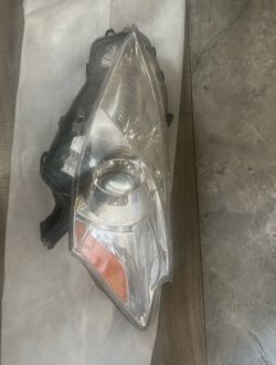 USED TOYOTA 4RUNNER/COROLLA/HIGHLANDER FRONT RIGHT SIDE HEAD LIGHT (contact info removed)017