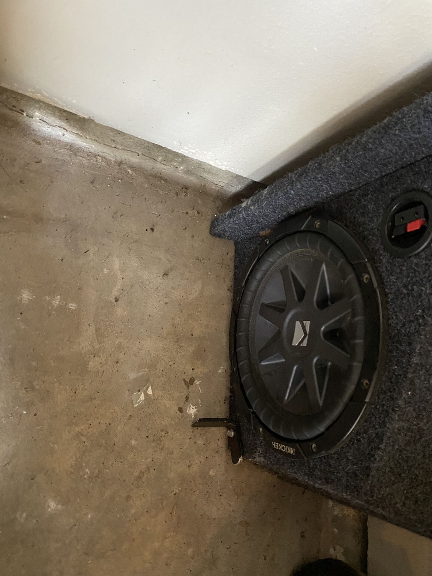 2 Kicker cvr 10in and 3000 watt planet audio amp