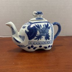 Blue And White Elephant Shaped Ceramic Teapot 8“ X 5“ B32