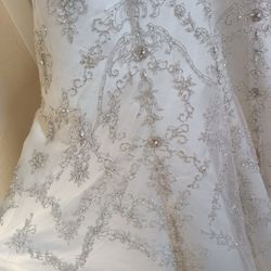 Oleg Cassini White bead embroidered wedding dress Size 10 Ivory mermaid style with a sweetheart neckline

Condition is used with a couple small tears 