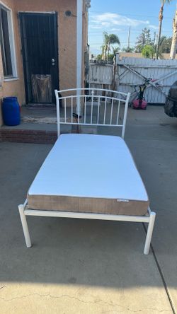 Colchón Twin con su base de fierro muy bonito en blanco. El muy buenas condiciones lista para llevársela. Se la doy desarmada Adita muy buenas condici