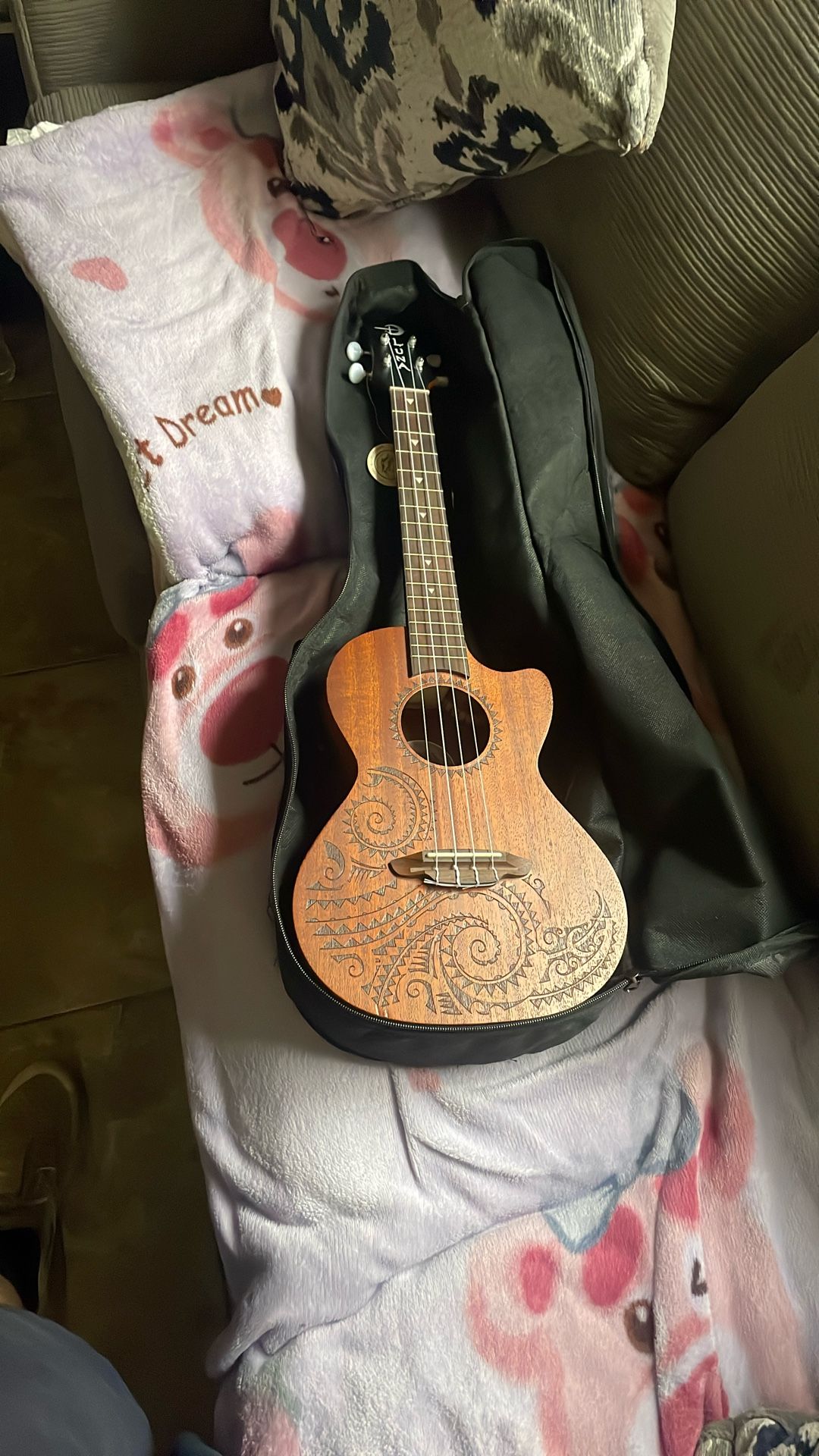 Luna Electro acoustic Ukulele W/Case