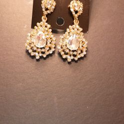 Pendientes Dorados Y Piedras De Cristal Transparente De Fantacia