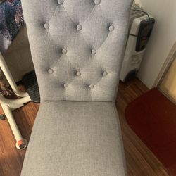 At Home 3 Chairs Gray  $25 C/u. Make Ofert 