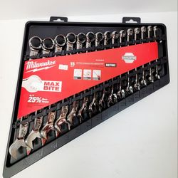 Milwaukee metric combination wrench set. Has 15 pieces, sizes from 8mm to 22mm. Max Bite design for better grip and torque. Model Number 48-22-9515 