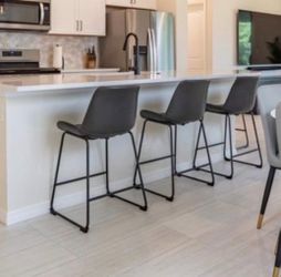 Set of 4 Modern Counter Height Bar Stools – Excellent Condition