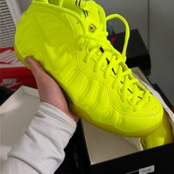 Men’s Size 11 Air Foamposite Pro NEVER WORN WANT SOLD ASAP. 