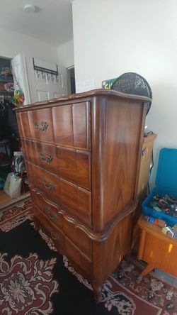 Chest of drawers
