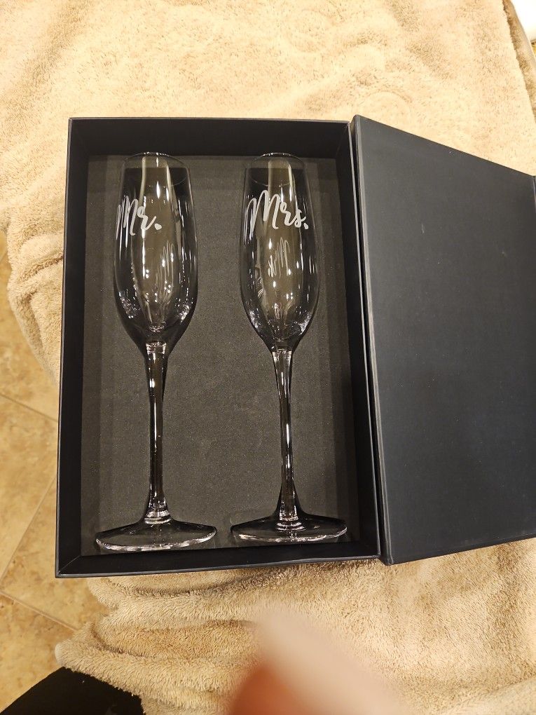 Champagne glasses sweeter & orange Mr. and Mrs