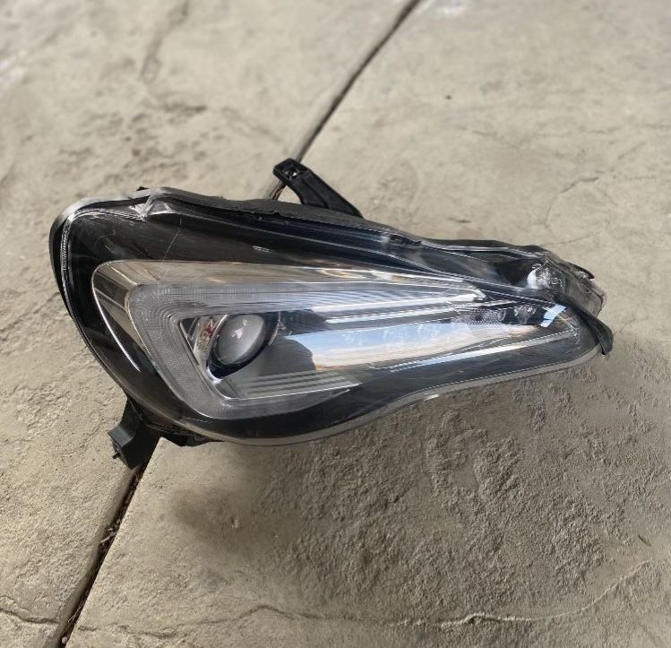 Brz 2017 OEM Passenger Side headlight No Plug