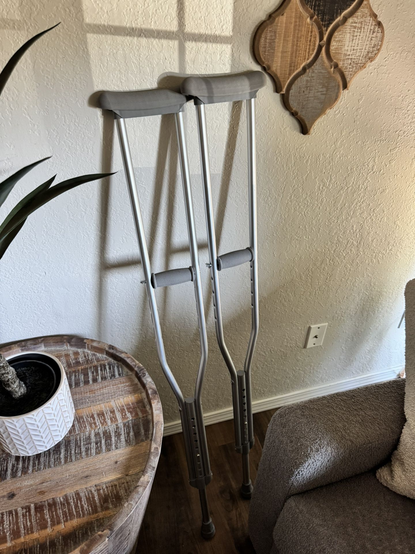 Crutches Like New