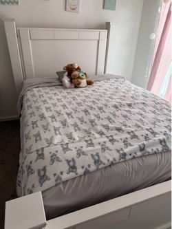 Queen size bed set