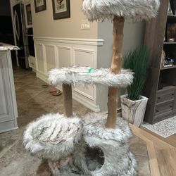 Cat Tree - MINT!