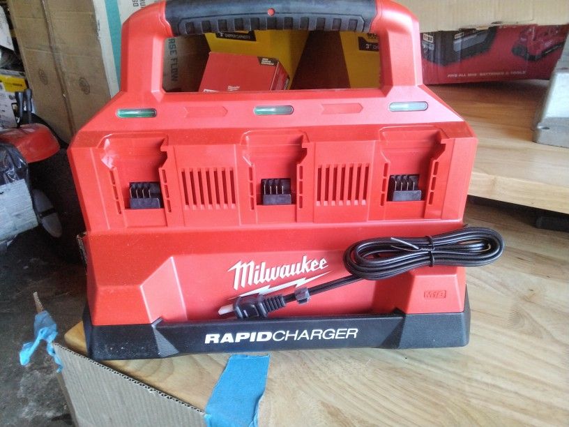 MilwaukeeM18 18V Lithium Ion PACKOUT 6 Port Rapid Charger
