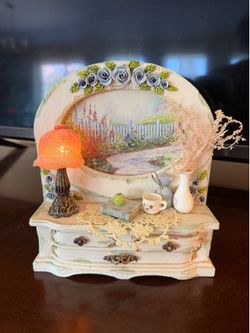 The Unique Collection vintage shabby chic light-up vanity photo frame