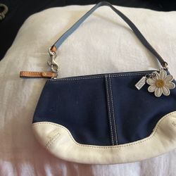 Woman’s  Coach Daisy Leather  Wristlet  Wallet