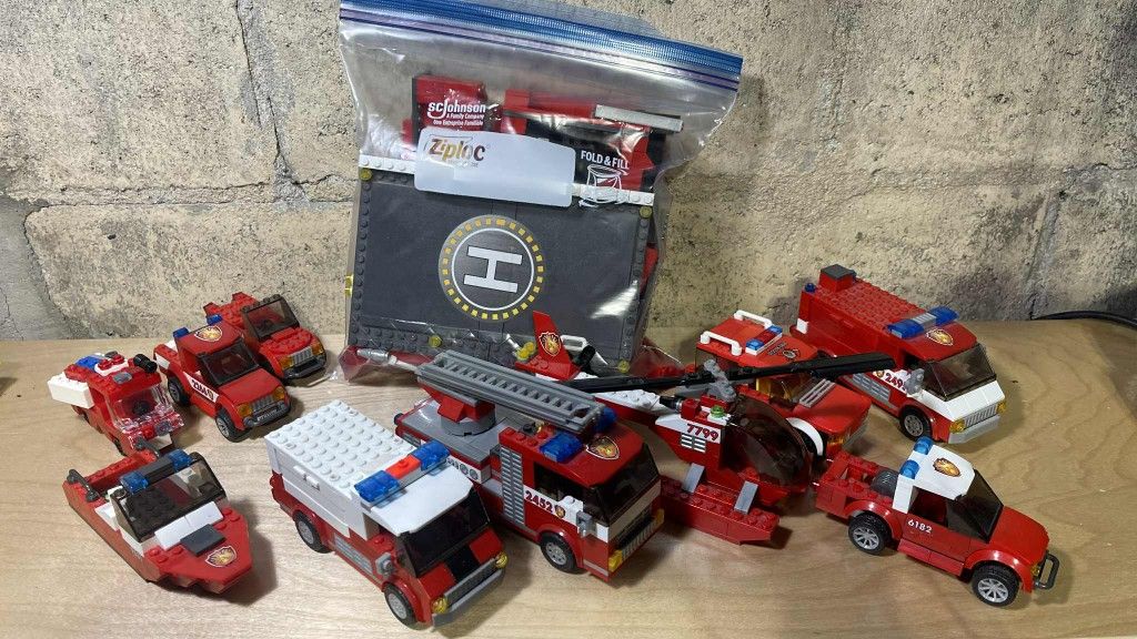 FIRE STATION BUILDING AND FIRE CARS LEGOS
