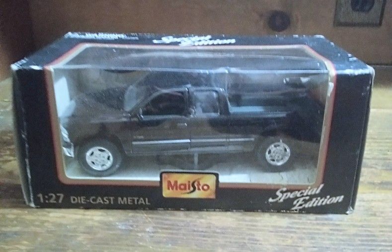 NIB Maisto Special Edition Die Cast Chevrolet Silverado Pickup Truck