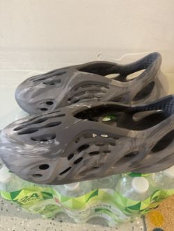 Yeezy Foam RNNR “Carbon” 