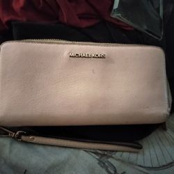 Michael Kors Black Small Woman 's Wallet for Sale in Columbus, OH - OfferUp