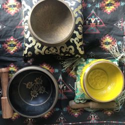 3 Tibetan Singing Bowls (pillow & playing stick Set)