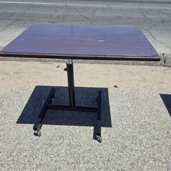 ADJUSTABLE TABLE WITH WHEELS.