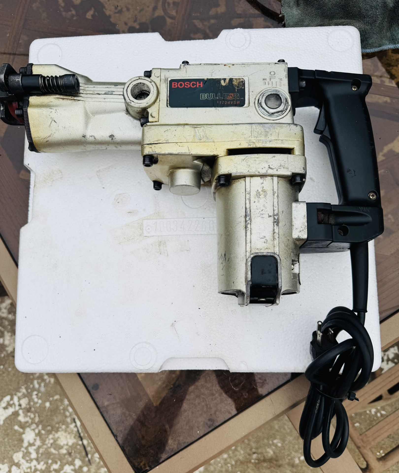 Bosch Bulldog 11224 VSR Industrial Rotary Hammer The hammer drill doesn't have any bits. It works well if available.