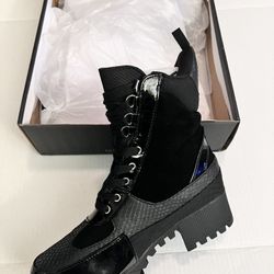 🖤 Chunky Black Lace-Up Boots